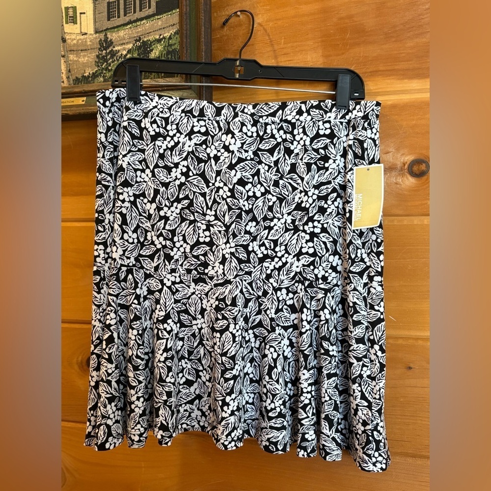 Michael Kors Black and White Leaf Print A-Line bottom pleated Skirt size L NWT